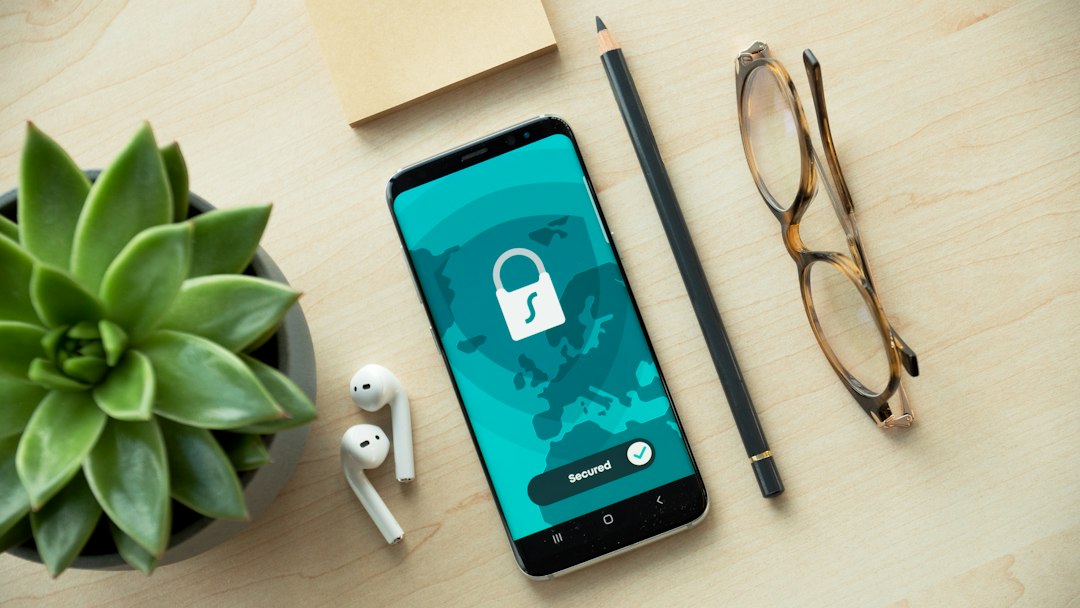 Celular mostrando icono de seguridad y candado